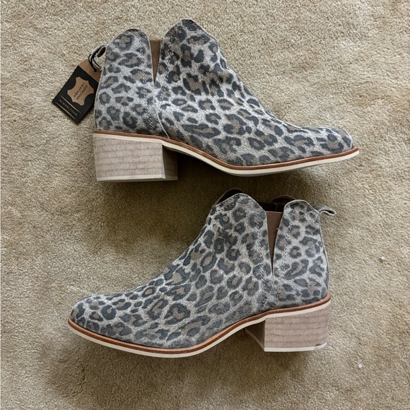 Crevo “Canna” Cheetah Print Booties (NWT) 8 - Picture 5 of 8